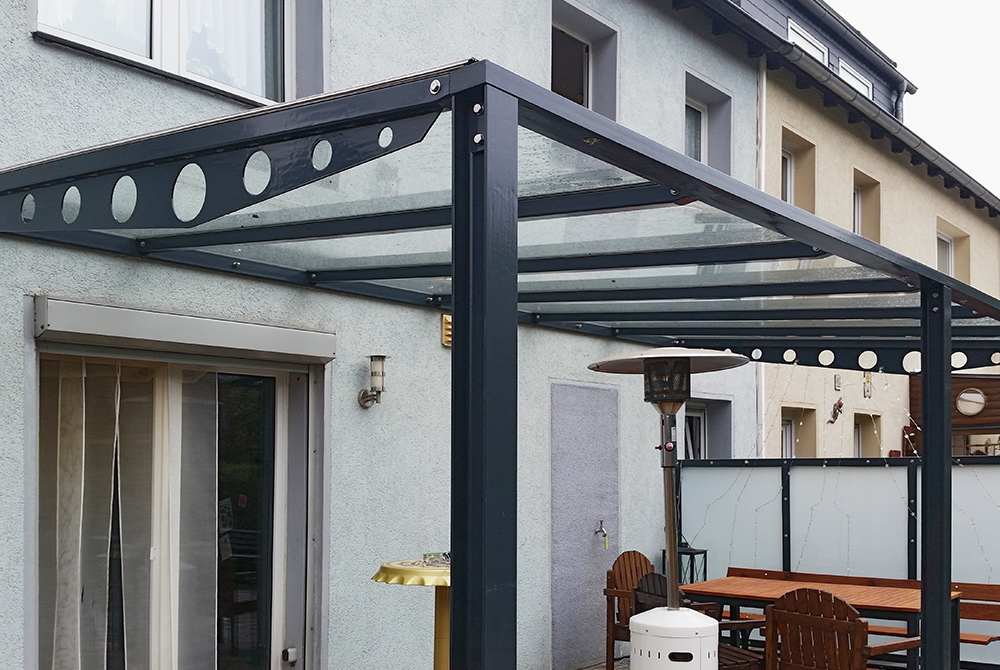 In Essen-Kray hat die Edelsctahlschlosserei Nappenfeld aus Mühlheim eine 6 m x 3 m große Terrassenüberdachung entworfen, gefertigt und montier In Essen-Kray hat die Edelsctahlschlosserei Nappenfeld aus Mühlheim eine 6 m x 3 m große Terrassenüberdachung entworfen, gefertigt und montier