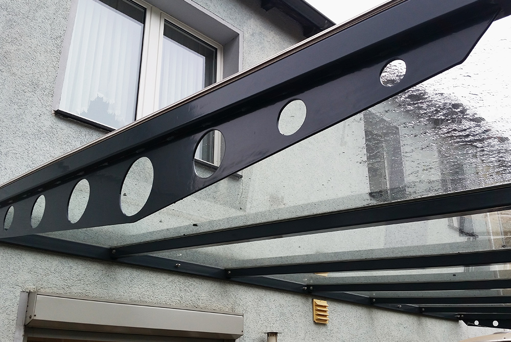In Essen-Kray hat die Edelsctahlschlosserei Nappenfeld aus Mühlheim eine 6 m x 3 m große Terrassenüberdachung entworfen, gefertigt und montier In Essen-Kray hat die Edelsctahlschlosserei Nappenfeld aus Mühlheim eine 6 m x 3 m große Terrassenüberdachung entworfen, gefertigt und montier
