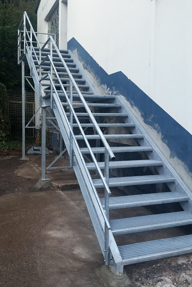 Eine Feuerschutztreppe fertigte und montierte die Edelstahlschlosserei Nappenfeld für ein Bruchsteinwerk in Mülheim an der Ruhr Eine Feuerschutztreppe fertigte und montierte die Edelstahlschlosserei Nappenfeld für ein Bruchsteinwerk in Mülheim an der Ruhr