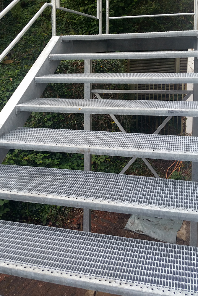 Eine Feuerschutztreppe fertigte und montierte die Edelstahlschlosserei Nappenfeld für ein Bruchsteinwerk in Mülheim an der Ruhr Eine Feuerschutztreppe fertigte und montierte die Edelstahlschlosserei Nappenfeld für ein Bruchsteinwerk in Mülheim an der Ruhr