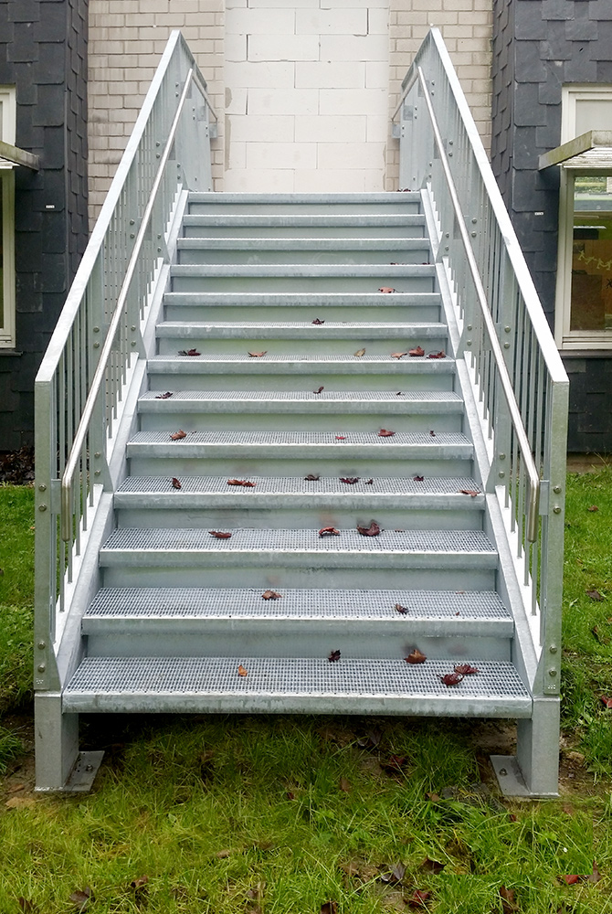 Einen zusätzlichen vierten Fluchtweg realisierte die Edelstahlschlosserei Nappenfeld für die Gemeinschaftsschule Krähenbüschken in Mülheim an der Ruhr Einen zusätzlichen vierten Fluchtweg realisierte die Edelstahlschlosserei Nappenfeld für die Gemeinschaftsschule Krähenbüschken in Mülheim an der Ruhr