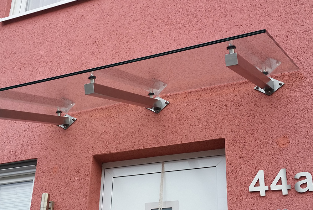 In Mülheim an der Ruhr realisierte die Edelstahlschlosserei Nappenfeld ein schlichtes Edelstahl-Vordach In Mülheim an der Ruhr realisierte die Edelstahlschlosserei Nappenfeld ein schlichtes Edelstahl-Vordach