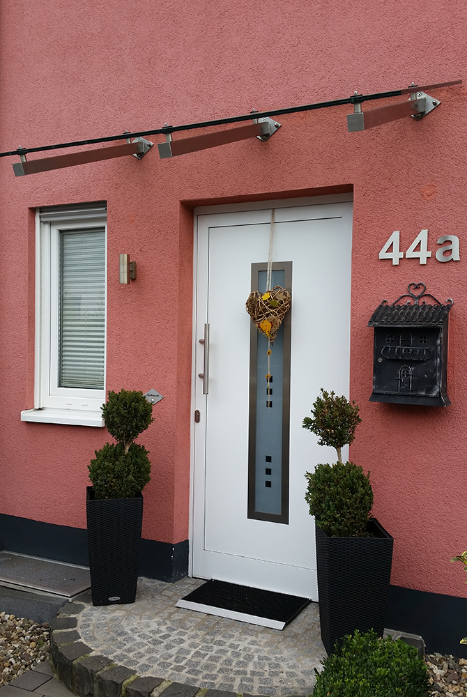 In Mülheim an der Ruhr realisierte die Edelstahlschlosserei Nappenfeld ein schlichtes Edelstahl-Vordach In Mülheim an der Ruhr realisierte die Edelstahlschlosserei Nappenfeld ein schlichtes Edelstahl-Vordach