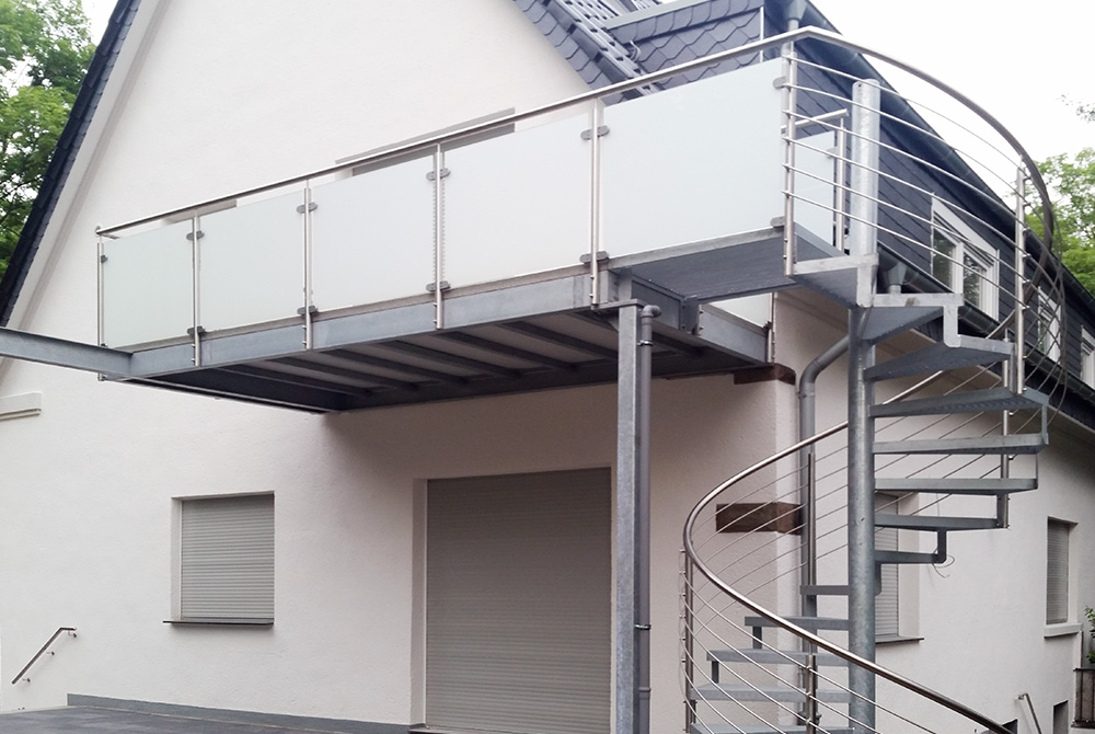 Für ein Einfamilienhaus in Mülheim an der Ruhr realisierte die Edelstahlschlosserei Nappenfeld einen Balkon mit einer zusätzlichen Spindeltreppe