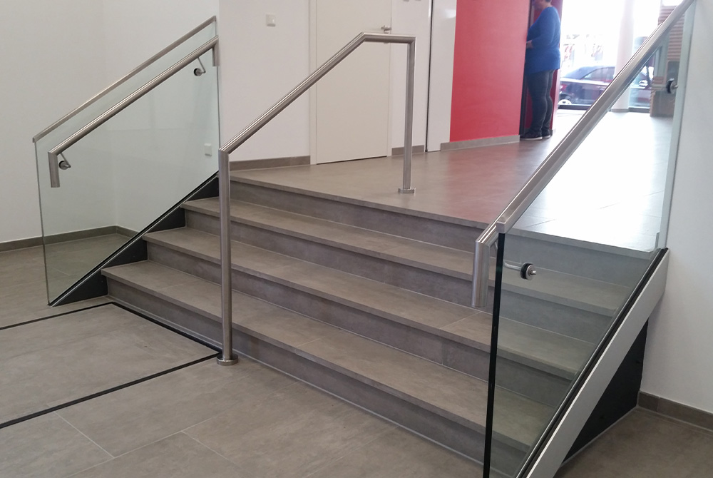 Neues Treppengeländer für die Sparkasse in Mülheim Saarn, umgesetzt von der Edelstahlschlosserei Nappenfeld aus Mühlheim