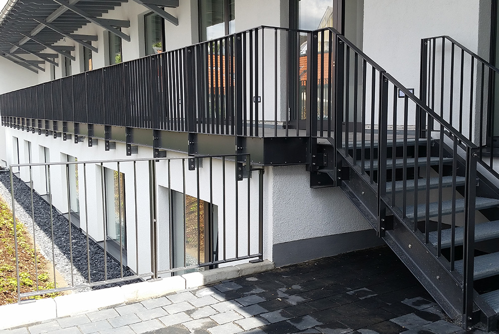 Neues Außengeländer und Fensterschutzgitter für Sparkasse in Mülheim Saarn, realisiert von der Edelstahlschlosserei Nappenfeld aus Mühlheim