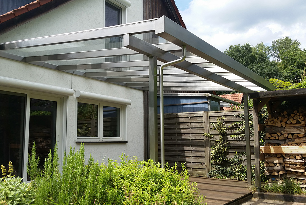 In Mülheim fertigte die Edelstahlschlosserei Nappenfeld aus Mülheim ein neues maßgeschneidertes 6,3 x 3,4 m Terrassenvordach für ein Einfamilienhaus