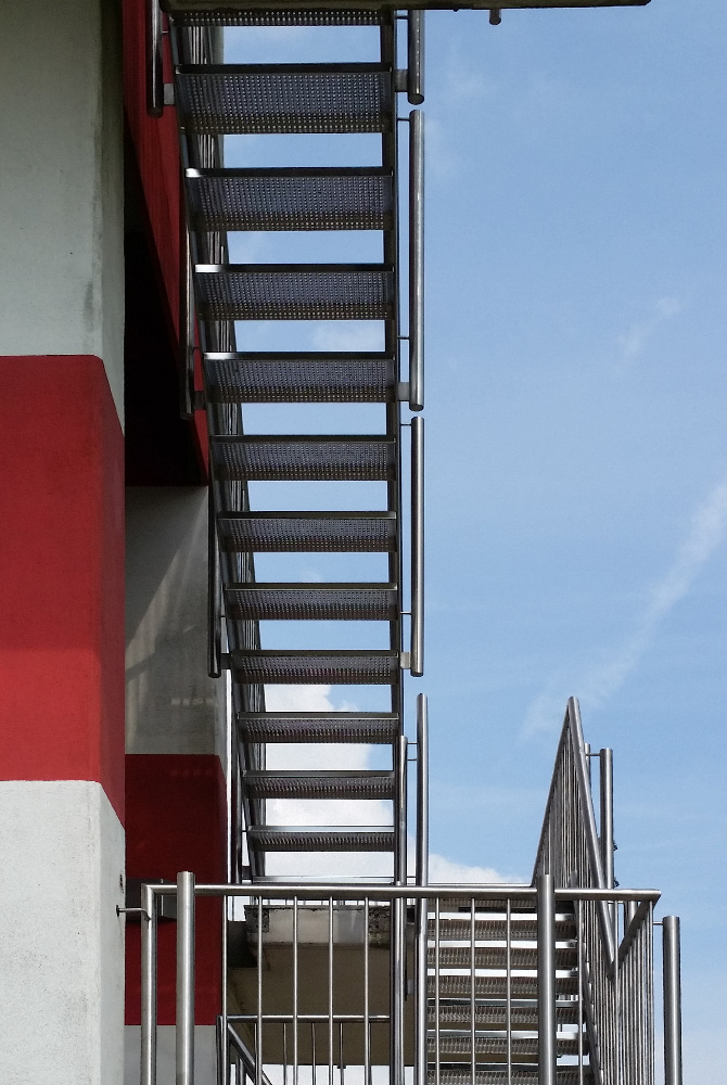 Edelstahlschlosserei Nappenfeld aus Mühlheim, fertigte für ein 78 m Sprungbrett im Mülheimer Freibad ein komplett neues Edelstahl-Geländer und Treppen