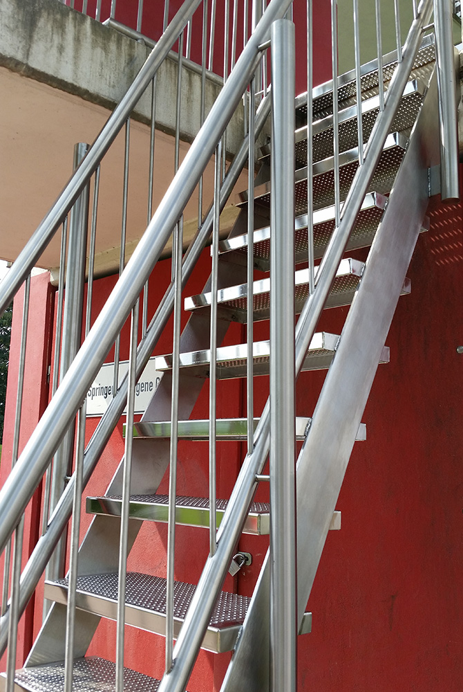 Edelstahlschlosserei Nappenfeld aus Mühlheim, fertigte für ein 78 m Sprungbrett im Mülheimer Freibad ein komplett neues Edelstahl-Geländer und Treppen