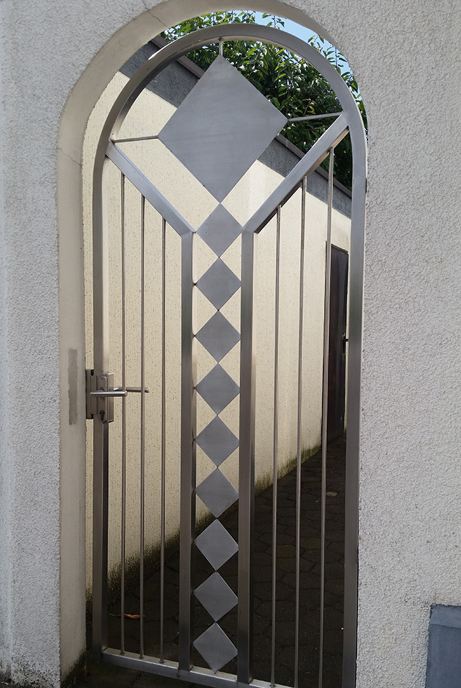 Die Edelstahlschlosserei Nappenfeld aus Mühlheim fertigte eine neue Toranlage aus Edelstahl für ein Einfamilienhaus in Essen