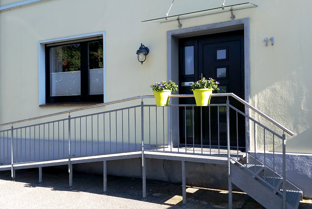 Die Edelstahlschlosserei Nappenfeld aus Mühlheim fertigte für einen Einfamilienhaus in Mülheim eine Behinderten-Rampe in verzinkter Ausführung Die Edelstahlschlosserei Nappenfeld aus Mühlheim fertigte für einen Einfamilienhaus in Mülheim eine Behinderten-Rampe in verzinkter Ausführung