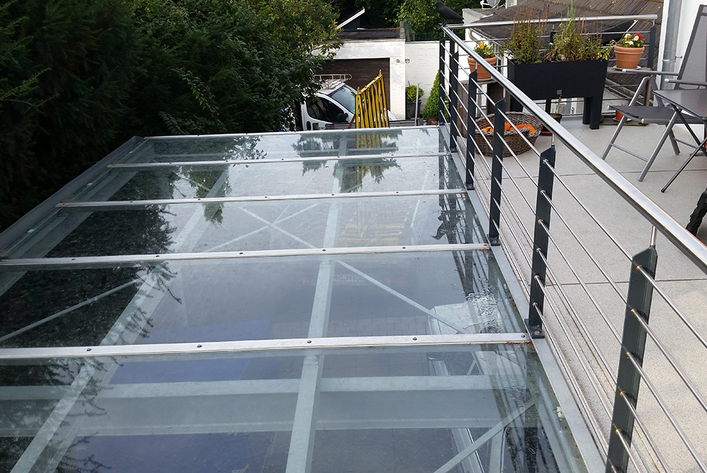 In Wesel realisierte die Edelstahlschlosserei Nappenfeld aus Mühlheim einen neuen Carport mit integriertem Balkon.