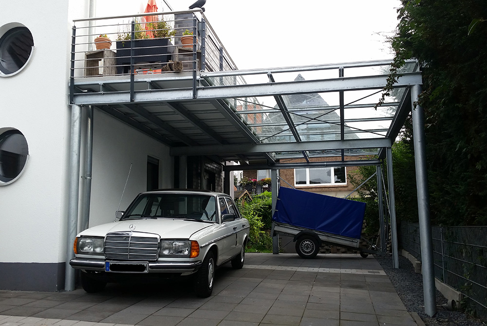 In Wesel realisierte die Edelstahlschlosserei Nappenfeld aus Mühlheim einen neuen Carport mit integriertem Balkon.