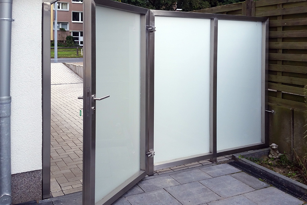 Die Edelstahlschlosserei Nappenfeld fertigte für ein Einfamilienhaus in Mülheim eine neue schicke Trendwand mit einer Tür aus Edelstahl in Kombination mit Milchglas