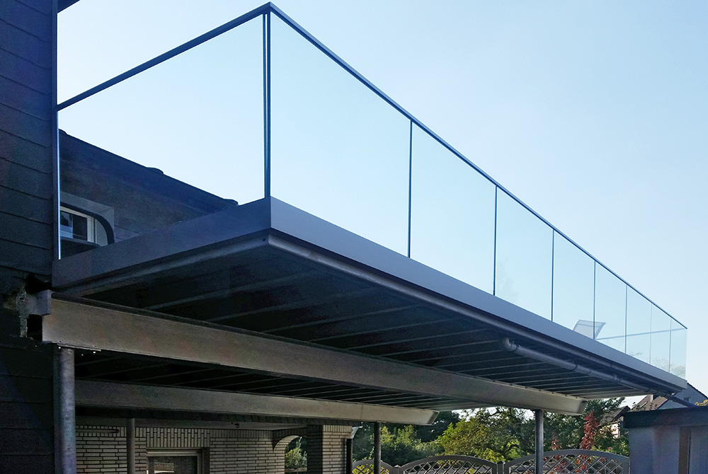 Die Edelstahlschlosserei Nappenfeld fertigte für ein Einfamilienhaus eine 40 m² neue Balkonanlage mit Ganzglas-Geländer in Mülheim
