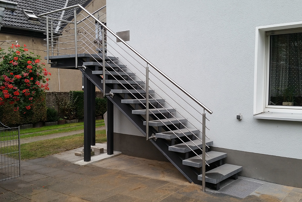 Edelstahlschlosserei Nappenfeld aus Mühlheim fertigte in Oberhausen für zwei Einfamilienhäuser eine Stahl-Treppe in verzinkter und farbbeschichteter Ausführung