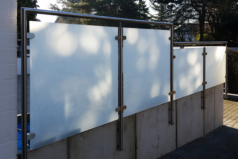 Edelstahlschlosserei Nappenfeld aus Mühlheim realisierte in Bottrop ein ca. 10m langes Edelstahl-Geländer in Kombination mit weiß mattem Sicherheitsglas