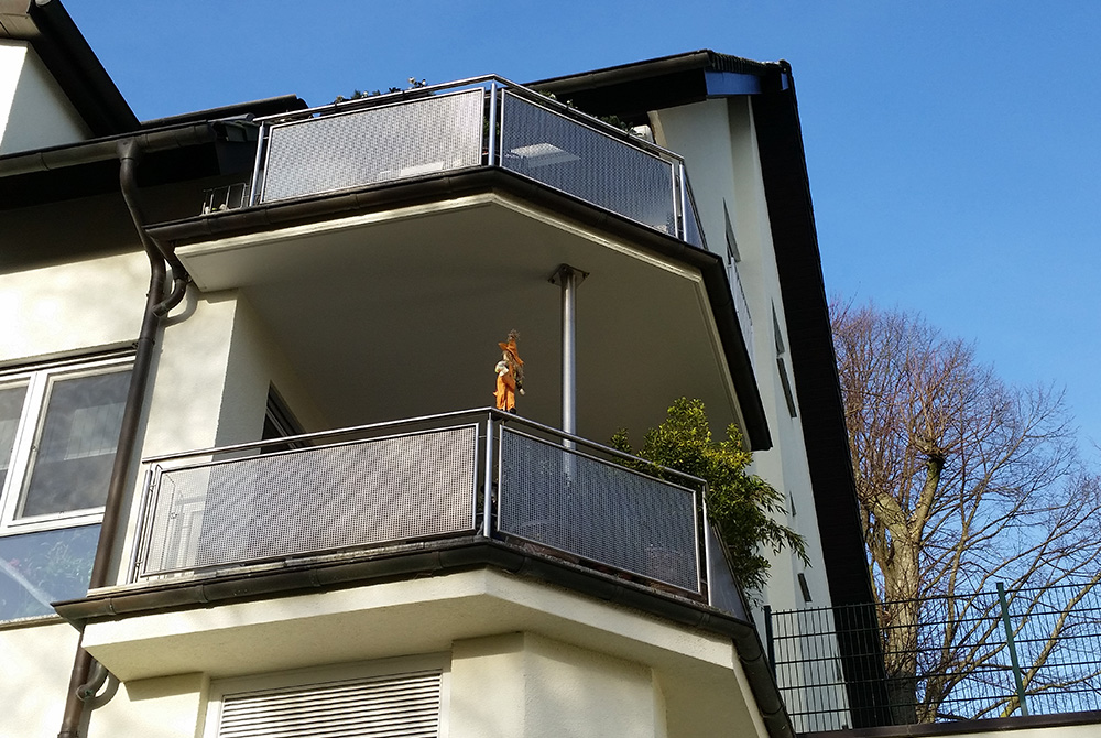 Neues Balkon-Geländer in Essen-Werden, entworfen und realisiert von der Edelstahlschlosserei Nappenfeld aus Mühlheim