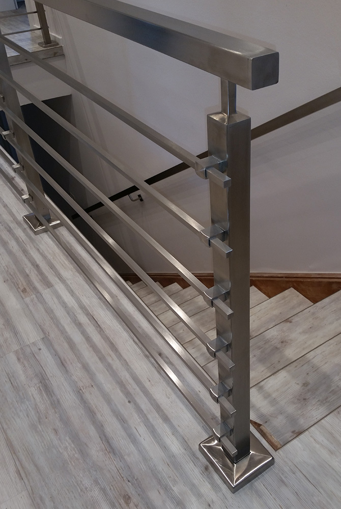 In Mülheim fertigte die Edelstahlschlosserei Nappenfeld ein maßgeschneidertes Edelstahlgeländer in Kombination mit einem kantigen Handlauf für eine vorhandene Holztreppe in einem Einfamilienhaus an