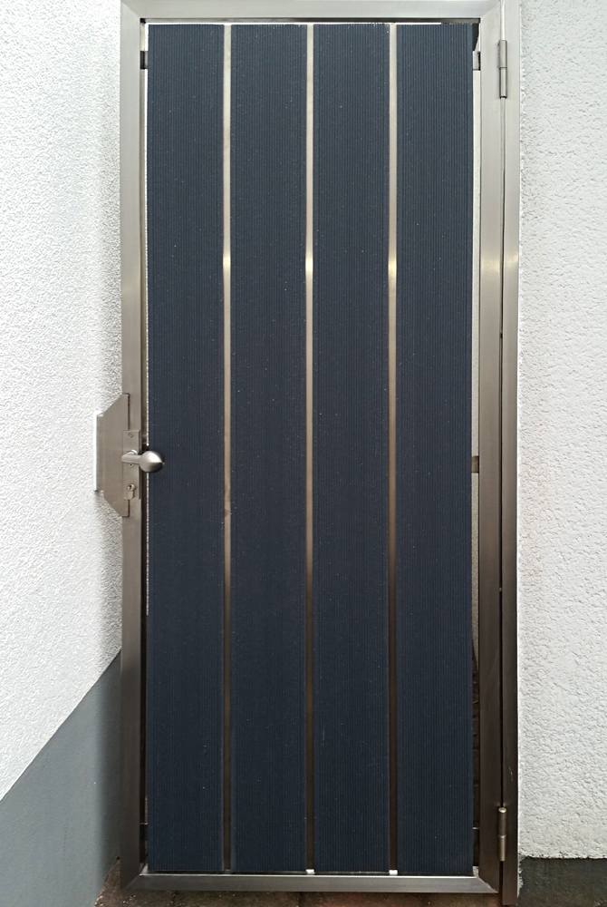 In Mülheim fertigte die Edelstahlschlosserei Nappenfeld eine schicke Edelstahl-Tür, die nachträglich mit WPC verarbeitet wurde