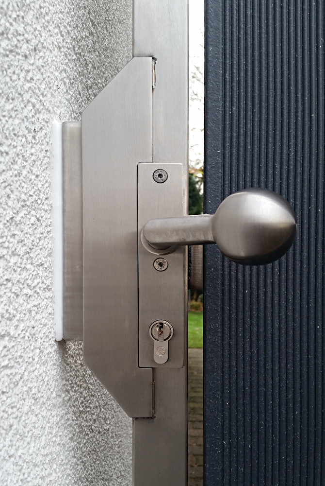 Detailaufnahme: In Mülheim fertigte die Edelstahlschlosserei Nappenfeld eine schicke Edelstahl-Tür, die nachträglich mit WPC verarbeitet wurde