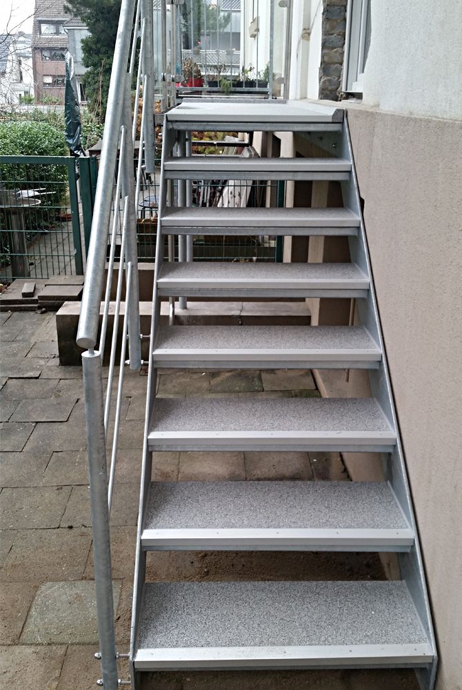 In Mülheim fertigte die Edelstahlschlosserei Nappenfeld eine neue Treppe mit einem Podest aus verzinktem Stahl