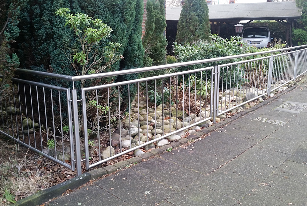 In Duisburg fertigte die Edelstahlschlosserei Nappenfeld aus Mühlheim eine neue Zaunanlage aus Edelstahl mit doppeltem Handlau