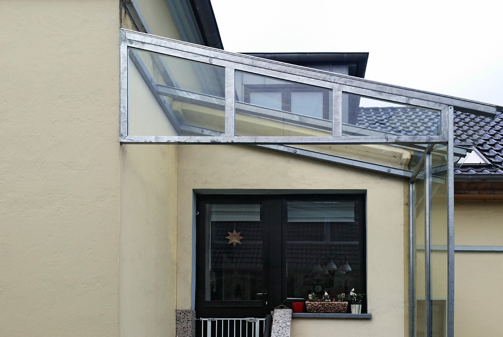 Edelstahlschlosserei Nappenfeld realisierte eine neue verzinkte Vordachanlage in Mülheim