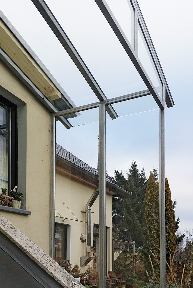 Edelstahlschlosserei Nappenfeld realisierte eine neue verzinkte Vordachanlage in Mülheim