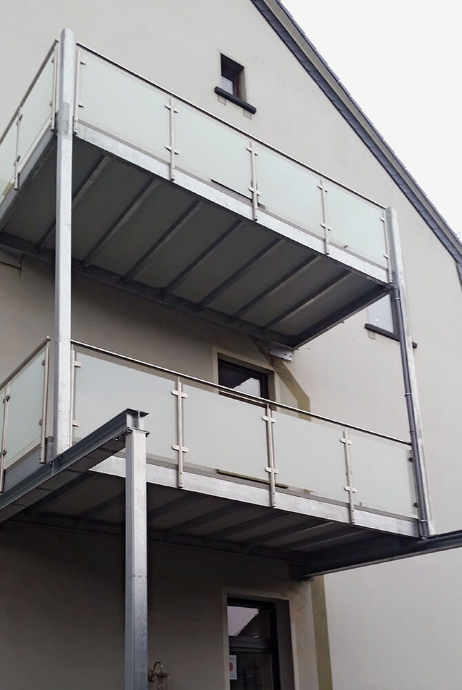Der Balkonbauer Nappenfeld aus Mühlheim fertigte eine große Balkonkonstruktion aus zwei übereinanderliegenden verzinkten Balkonen mit Balkodurbelegung in Mühlheim