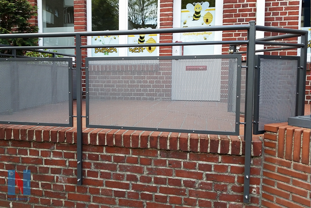 Edelstahl-Geländer für KiTa in Duisburg, angefertigt von der Edelstahlschlosserei Nappenfeld aus Mühlheim