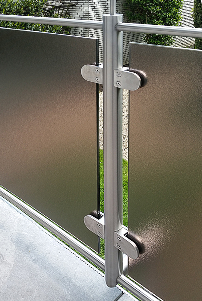 Balkonverkleidung mit Parsolglas in Mühlheim, konzipiert und umgesetzt von der Edelstahlschlosserei Nappenfeld aus Mühlheim