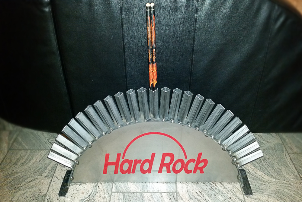 Edelstahlschlosserei Nappenfeld entwarf und fertigte einen maßgeschneiderten Drumstick-Halter aus Edelstahl für einen Schlagzeuger aus Mülheim