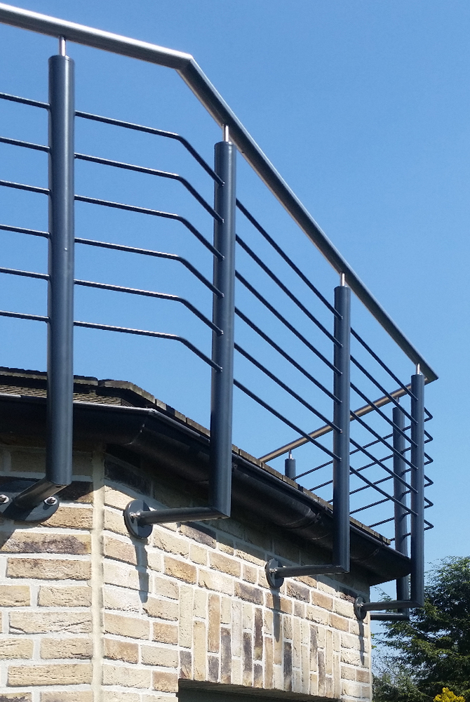 Für ein Einfamilienhaus in Düsseldorf wurde von der Edelstahlschlosserei Nappenfeld aus Mühlheim das pulverbeschichtete Geländer extra in anthrazit lackiert