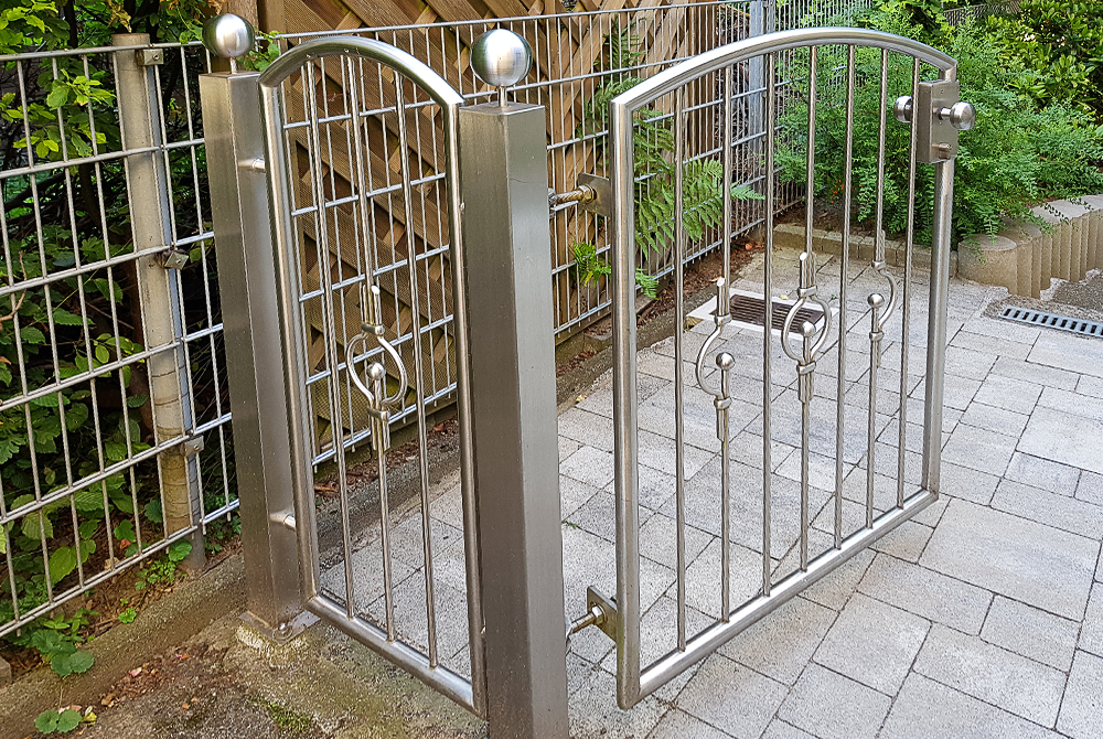 Der Edelstahl-Spezialist Nappenfeld aus Mühlheim hat in Essen ein neues Edelstahl-Tor mit Seitenteilen realisiert Der Edelstahl-Spezialist Nappenfeld aus Mühlheim hat in Essen ein neues Edelstahl-Tor mit Seitenteilen realisiert