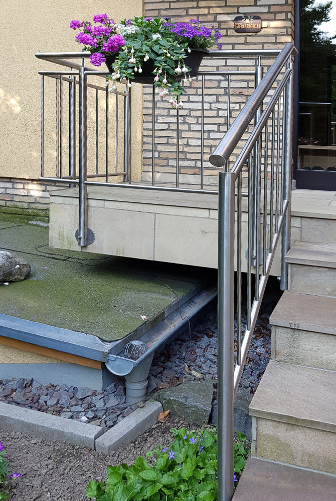 Der Edelstahl-Spezialist Nappenfeld aus Mühlheim hat an einem Ein­fami­lienhaus in Essen gleich zwei neue Edelstahl-Geländer montiert