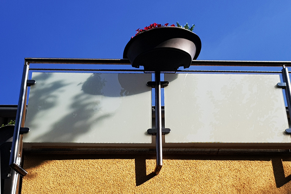Edelstahlschlosserei Nappenfeld aus Mühlheim realisierte ein neues Geländer mit matt-weißem Sicherheitsglas auf dem Balkon eines Einfamilienhauses in Essen