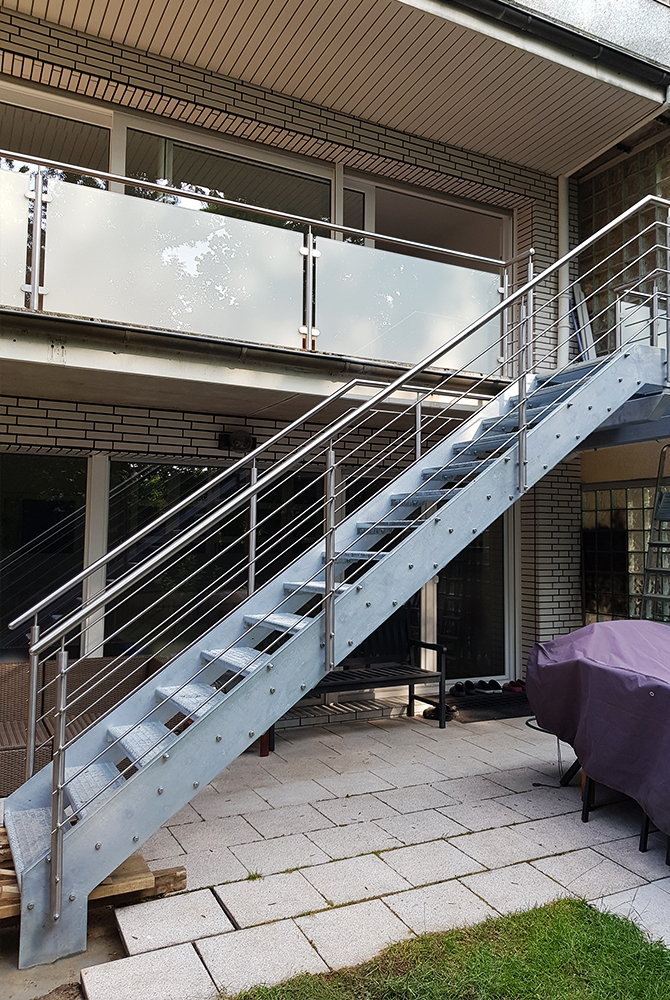 In Mülheim fertigte die Edelstahlschlosserei Nappenfeld eine neue verzinkte Balkonanlage in Kombination mit einer Treppe