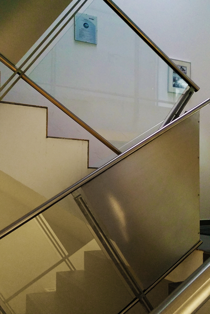 Im Logistik-Bürotrakt des Unternehmens DHC aus Mülheim-Speldorf hat die Edelstahlschlosserei Nappenfeld ein neues Geländer für die Treppenanlage realisiert