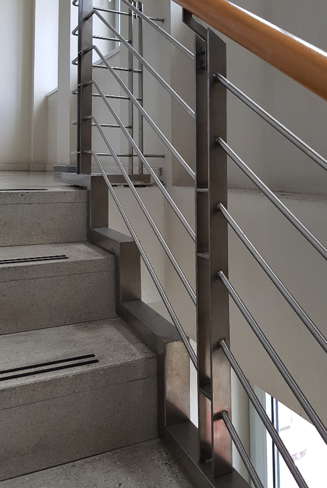 Für ein Bürogebäude in der Mülheimer Innenstadt konstruierte die Edelstahlschlosserei Nappenfeld ein neues Treppengeländer
