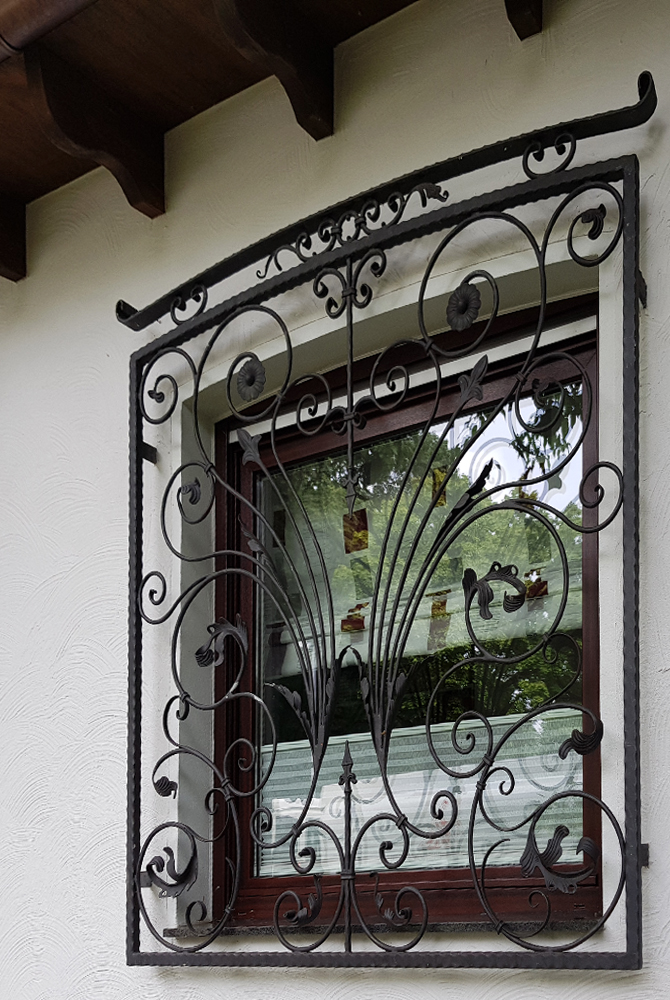 In Mülheim-Raffelberg verwirklichte die Edelstahlschlosserei Nappenfeld aus Mühlheim ein neues, hochwertiges Barock-Schmiedefenstergitter für das Fenster einer Privat-Villa