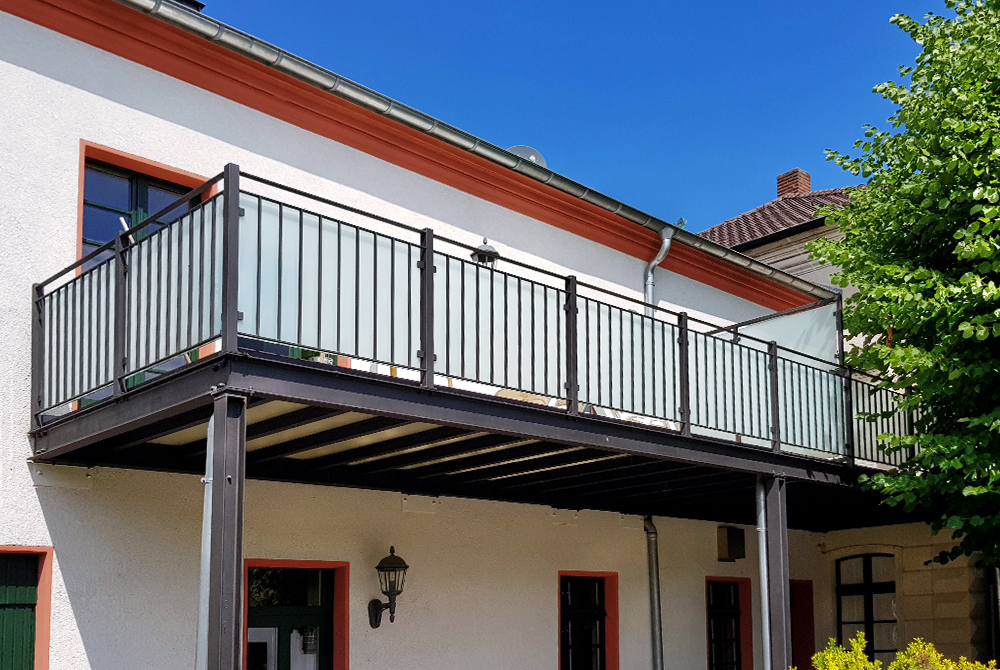 Die Edelstahlschlosserei Nappenfeld aus Mühlheim konstruierte eine neue Balkonanlage samt Geländer für einen Gutshof in Duisbur Die Edelstahlschlosserei Nappenfeld aus Mühlheim konstruierte eine neue Balkonanlage samt Geländer für einen Gutshof in Duisbur