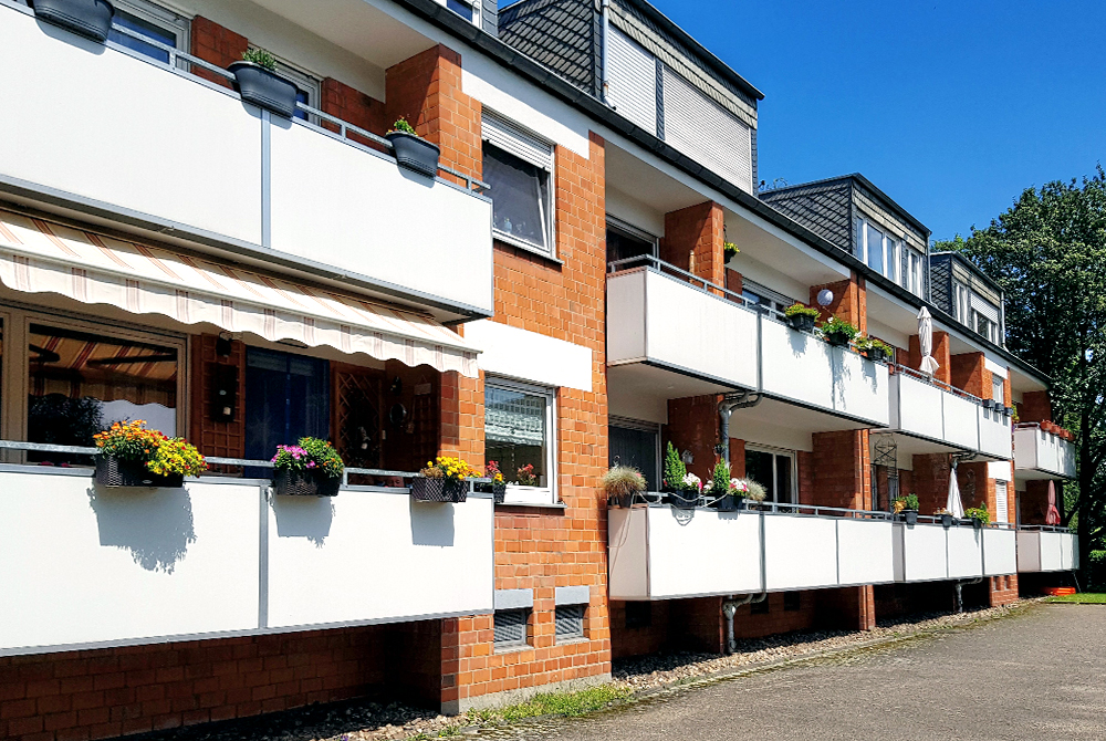 Die Edelstahlschlosserei Nappenfeld aus Mühlheim realisierte 18 neue Balkongeländer für ein Mehrfamilienhaus in Duisburg