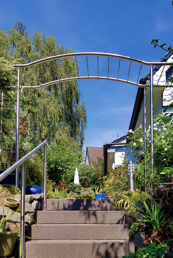 Edelstahlschlosserei Nappenfeld aus Mühlheim realisierte in Mülheim ein Rosen-Rankgerüst im Garten eines Einfamilienhauses