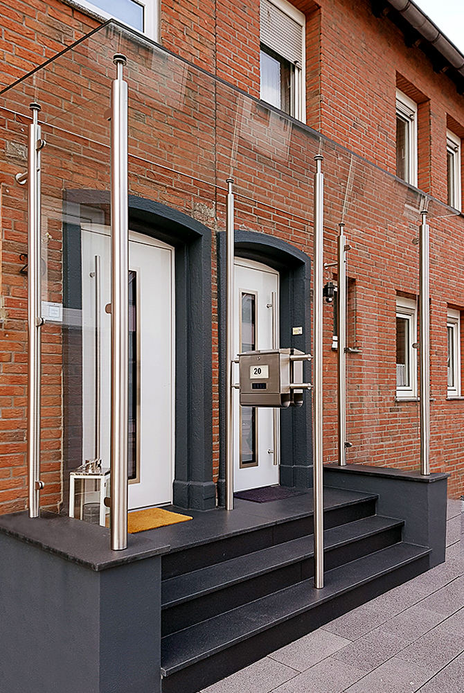 Ein neues Vordach realisierte die Edelstahlschlosserei Nappenfeld in Mülheim-Uhlenhorst. Die beiden Doppelhaushälften haben jetzt ein gemeinsames Dach, das beide Eingangsbereiche überdeckt