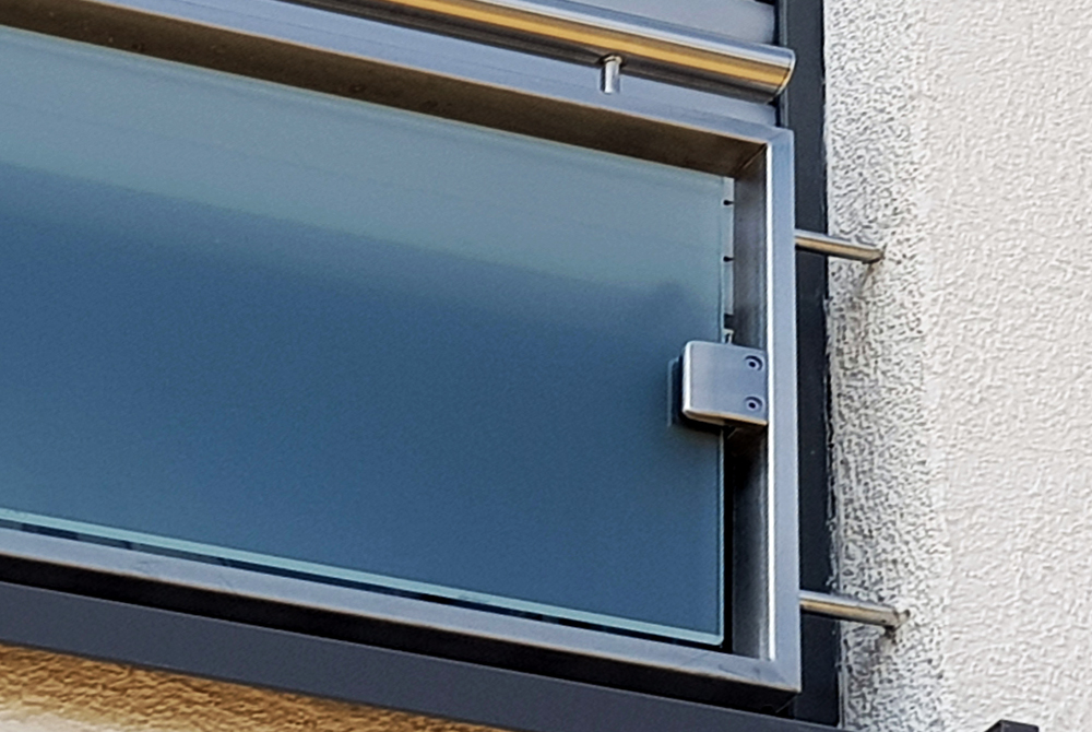 Die Edelstahlschlosserei Nappenfeld aus Mühlheim konstruierte neue Glasfenstergitter für ein freistehendes Einfamilienhaus in Ratingen-Hösel.