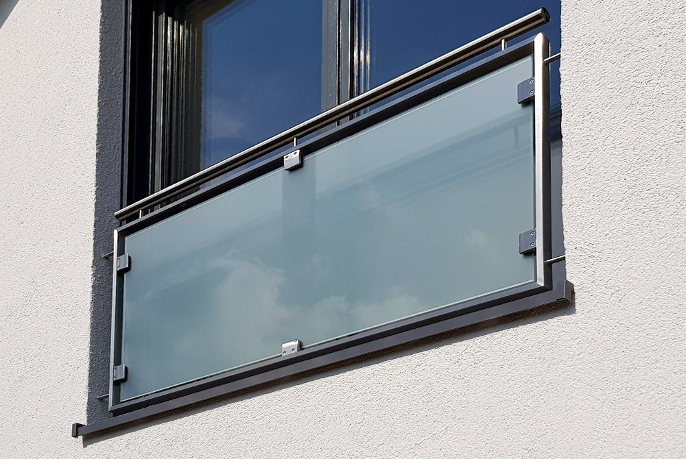 Die Edelstahlschlosserei Nappenfeld aus Mühlheim konstruierte neue Glasfenstergitter für ein freistehendes Einfamilienhaus in Ratingen-Hösel.