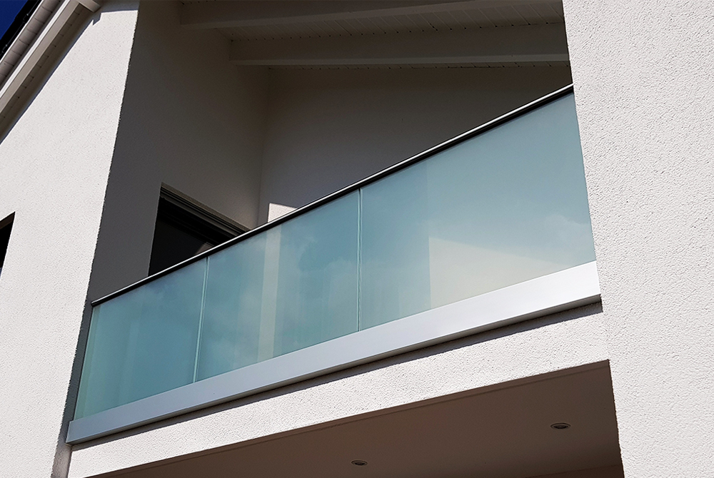 In Ratingen-Hösel realisierte die Edelstahlschlosserei Nappenfeld aus Mühlheim ein Ganzglas-Geländer für eine Dachloggia In Ratingen-Hösel realisierte die Edelstahlschlosserei Nappenfeld aus Mühlheim ein Ganzglas-Geländer für eine Dachloggia