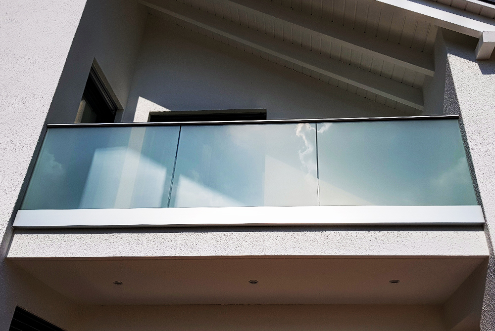 In Ratingen-Hösel realisierte die Edelstahlschlosserei Nappenfeld aus Mühlheim ein Ganzglas-Geländer für eine Dachloggia In Ratingen-Hösel realisierte die Edelstahlschlosserei Nappenfeld aus Mühlheim ein Ganzglas-Geländer für eine Dachloggia