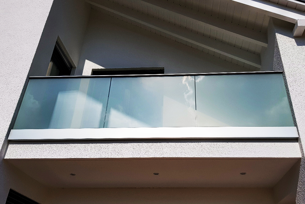 Windfang aus Glas  Nappenfeld Edelstahl Schlosserei in Mülheim an